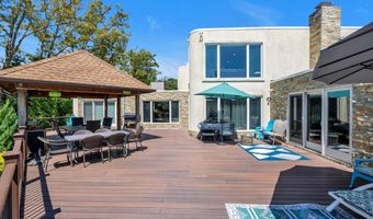 10 Macy Dr, Hewlett Bay Park, NY 11557