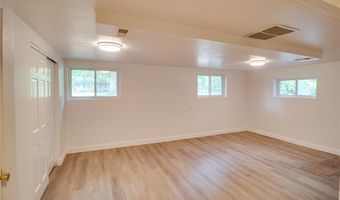 9024 Oakridge Dr, Alton, IL 62002
