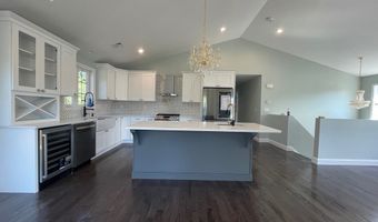 28 Indian Grass Cir, Tiverton, RI 02878