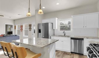 1004 Village Dr, Altus, OK 73521