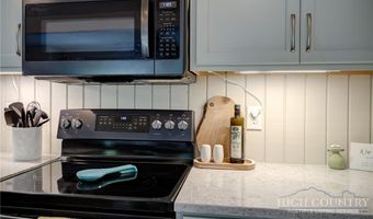 408 Clubhouse Dr, Banner Elk, NC 28604