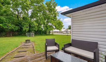 430 S Oak Ave, Aurora, MO 65605