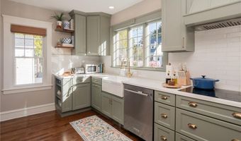 26 Vernon Ave, Newport, RI 02840