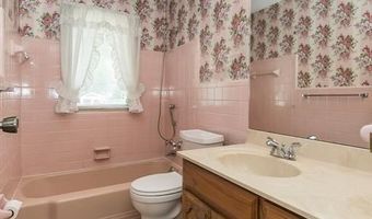 737 Smith Dr, Ballwin, MO 63011