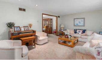 66 Foxglove Dr, Cranston, RI 02920