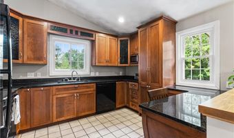 6 Lisa Ln, Bristol, RI 02809