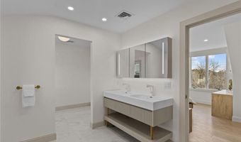 8 J H Dwyer Dr, Middletown, RI 02842