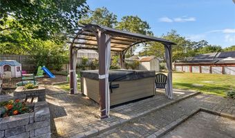 62 Pembroke Ln, Coventry, RI 02816