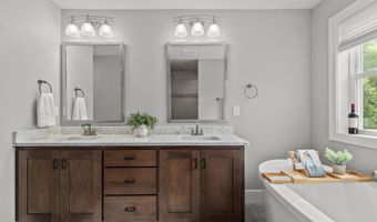 5644 N SUMMERLAND Dr, Appleton, WI 54913