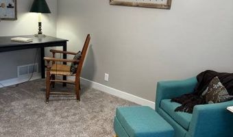 624 J St, Aurora, NE 68818