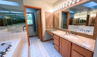 457 E Pioneer Trl, Aurora, OH 44202