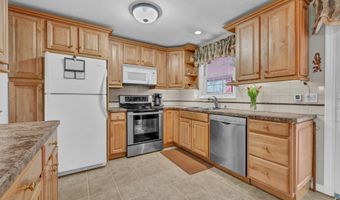 23 Fleetwood Dr, Danbury, CT 06810