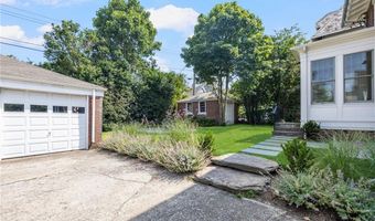 26 Narragansett Ave, Newport, RI 02840