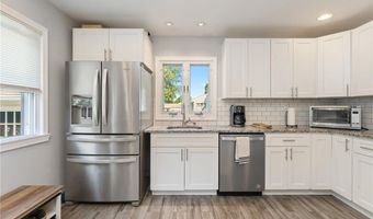 10 Philips Ave, Middletown, RI 02842