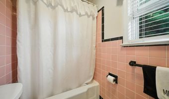 29 Park Ave, Belford, NJ 07718