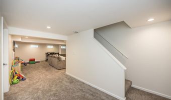 704 Woodrun Dr, Ballwin, MO 63021