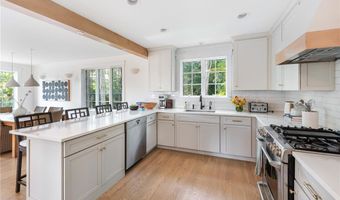 72 Summerfield Ln, Middletown, RI 02842