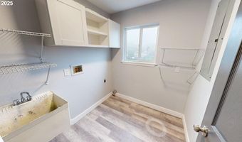 808 5TH St, Brookings, OR 97415