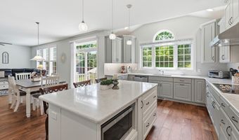 33 S Crossing Way, Bethel, CT 06801