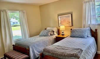 5 Governors Ln, Bethel, CT 06801