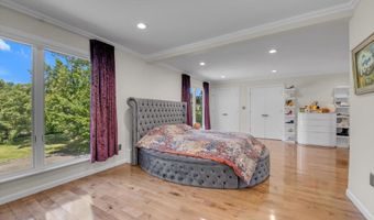 10 Macy Dr, Hewlett Bay Park, NY 11557