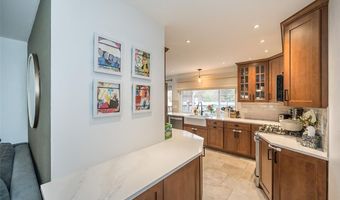 704 Woodrun Dr, Ballwin, MO 63021