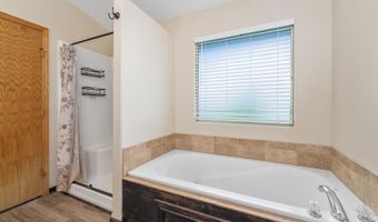 1421 N Lakeside Dr, Andover, KS 67002