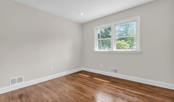 11 W Park Ave, Belford, NJ 07718