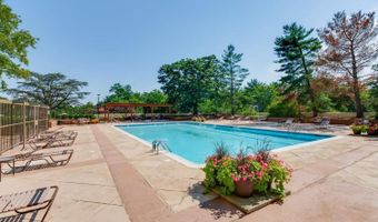 1016 S WAYNE St 302, Arlington, VA 22204
