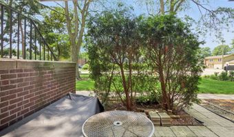 1217 S Old Wilke Rd 101, Arlington Heights, IL 60005