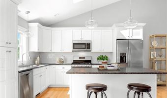 5 Thelma Ln 5, Middletown, RI 02842