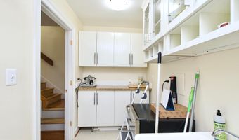 8312 UPPER SPRING Ln, Annandale, VA 22003