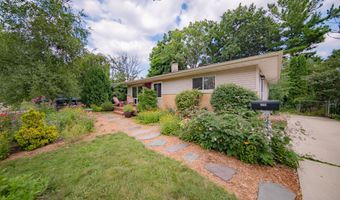 2104 S Circle Dr, Ann Arbor, MI 48103