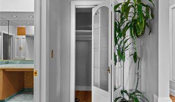 553 Bellevue Ave 14, Newport, RI 02840