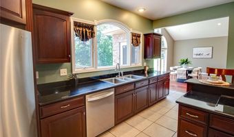 105 Lake Dr, Alton, IL 62002
