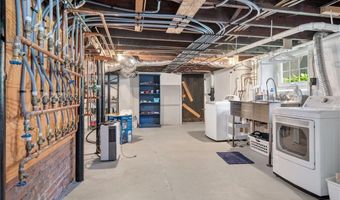 8 Bush St, Newport, RI 02840