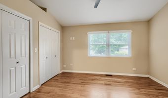 17 Willow St, Algonquin, IL 60102
