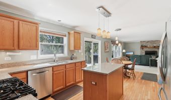 305 BUCKINGHAM Dr, Algonquin, IL 60102