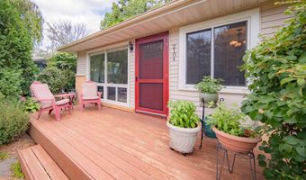 2104 S Circle Dr, Ann Arbor, MI 48103