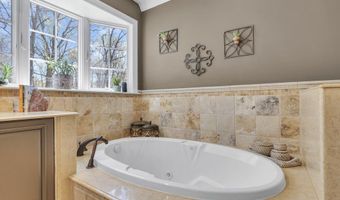 14 Bunker Hill Dr, Middletown, NJ 07748
