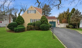 18 Gaylore Dr W, Amityville, NY 11701