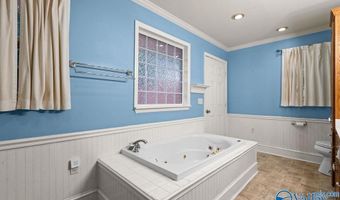 615 6th St NE, Arab, AL 35016