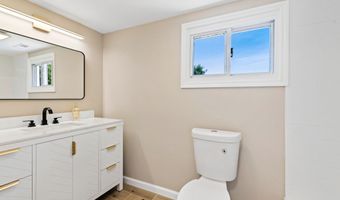 31 Flat Rock Rd, Branford, CT 06405