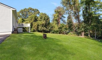 40 Quail Hollow Rd, Cranston, RI 02920