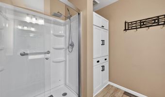 812 Whispering Village Cir, Ballwin, MO 63021