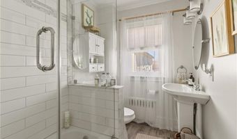 35 Hall Ave, Newport, RI 02840