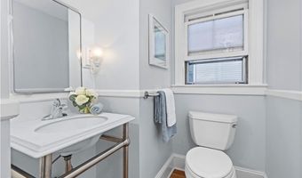 17 Everett St, Newport, RI 02840