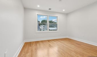 14 Redwood St, Bergenfield, NJ 07621