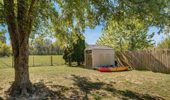 1813 Edgewood Dr, Aurora, MO 65605