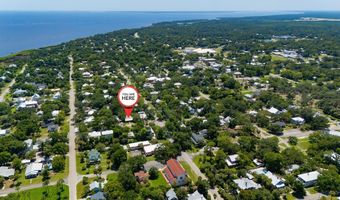 34 7th St, Apalachicola, FL 32320